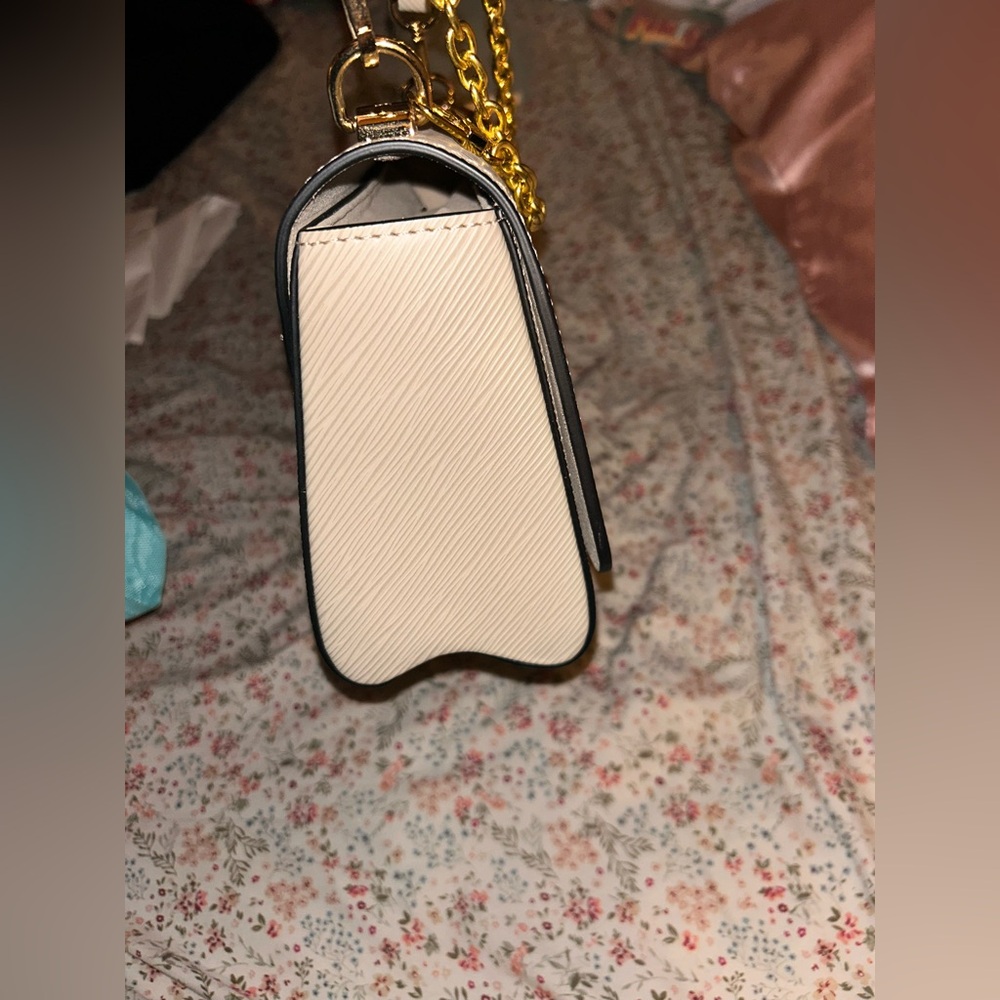 Elegant Cream Handbag - Picture 4 of 11